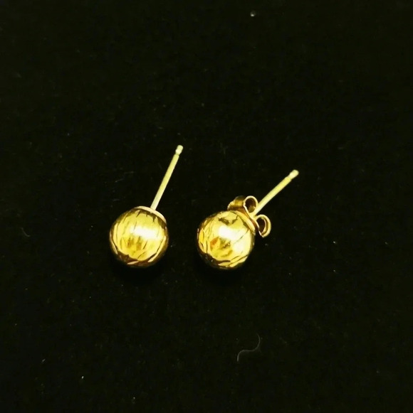 10k Gold studs - Picture 1 of 4
